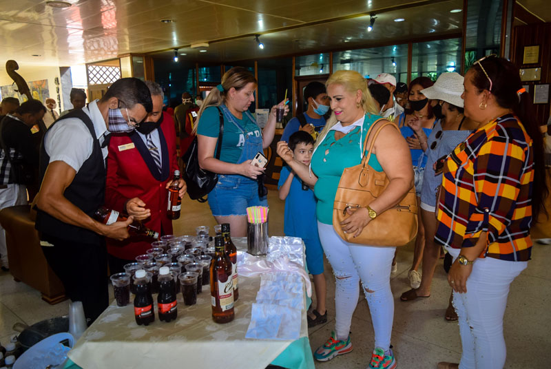 Cóctel de bienvenida a huéspedes del hotel Pernik en Holguín. Fotos: Heidi Calderón HCS pernik inau piscina 1