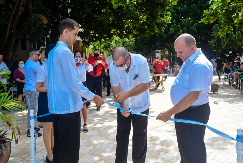 La cinta la cortaron Eddy Santos, delegado del Ministerio de Turismo en Holguín y Javier Almaguer Pratts, director general de Islazul, en este nivel. HCS pernik inau piscina 3