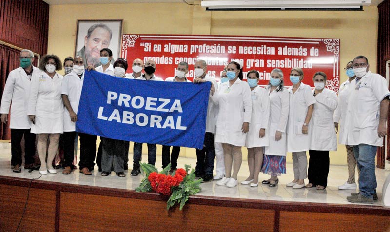 El Hospital clínico quirúrgico Lucía Íñiguez Landín de Holguín recibe la bandera Proeza Labral, merecido reconocimiento al colectivo de trabajadores de esa institución. Fotos: Elder Leyva Hosp Clinico Proeza laboral EAL 0