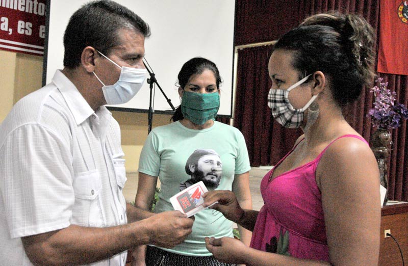 El escenario fue propicio para el otorgamiento del carné del Partido Comunista de Cuba y de la Unión de Jóvenes Comunistas a un grupo de jóvenes; así como de certificados a sicólogos del “Lucía” Hosp Clinico Proeza laboral EAL 2