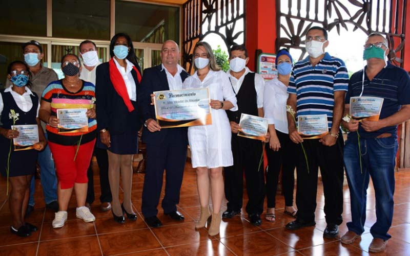 Parte del colectivo de Villa Mirador de Mayabe, entre ellos los homenajeados por sus más de 30 años de servicio en el centro Mirador Mayabe aniversario CRD 4142