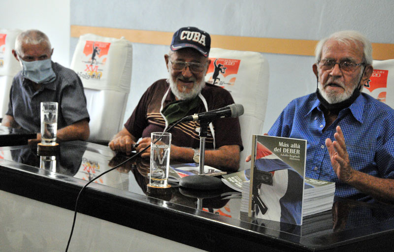 Adolfo Begdadi (al centro) fue el protagonista del Diálogo de Generaciones con jóvenes holguineros begdadi libro hg 1