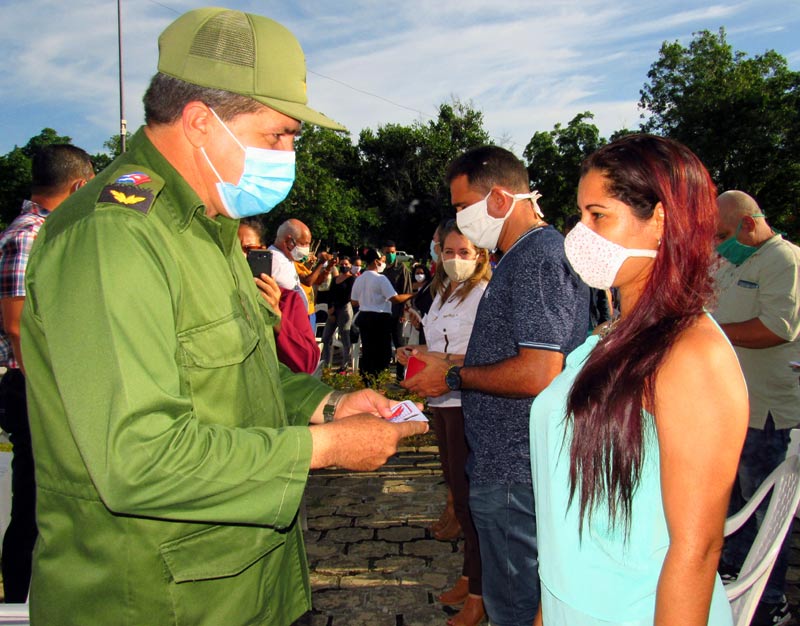La solemnidad de esta fecha fue propicia para que jóvenes holguineros se iniciaran en la militancia comunista calixto homenaje 2