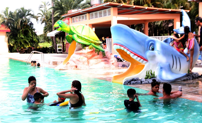 clientes disfrutando servicio piscina f dianisel