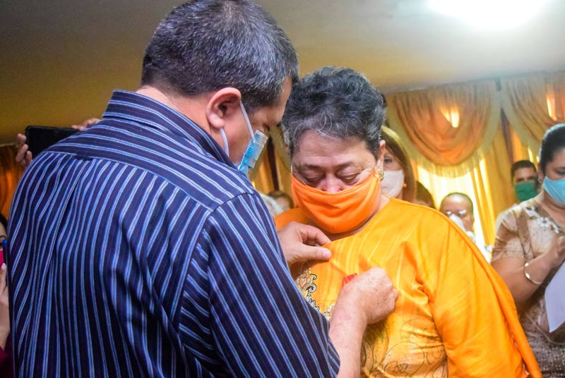 El Consejo de Estado de la República de Cuba condecora a Lucibelda Virgen Guerra Aballe y Aida Leonor Oro Lau, con la Orden Ana Betancourt, impuesta en su pecho por el Primer Secretario del PCC en la provincia de Holguín, Cuba, el 8 de diciembre de 2020. Fotos: Heidi Calderón Sánchez. HCS condecor ana betancourt 3