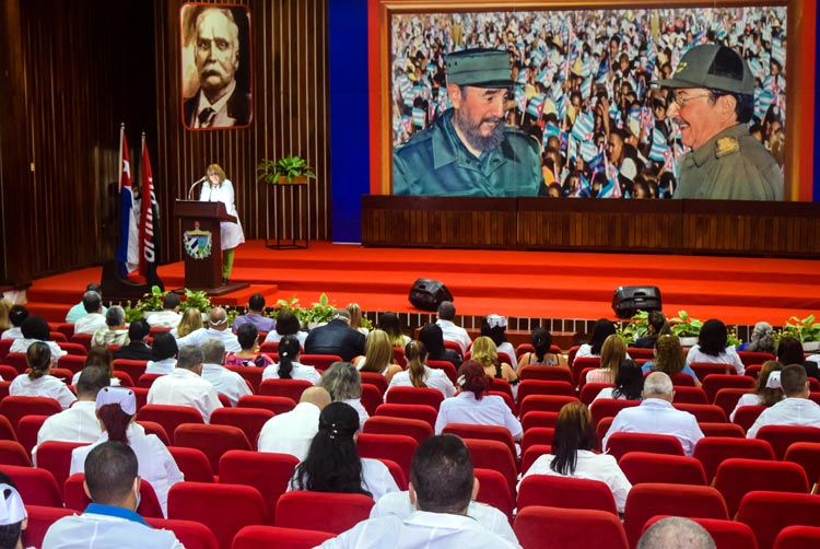 Acto por el Día de la medicina latinoamericana realizado en el teatro Celia Sánchez de la sede del Partido Comunista de Cuba en Holguín. Foto: Heidi Calderón HCS medicina acto dia