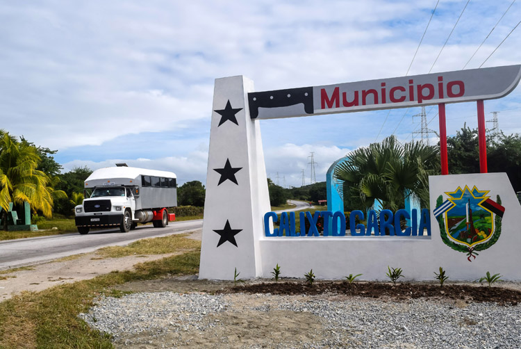 Cartel de bienvenida al municipio de Calixto García, Holguín. HCS obras calixto 8