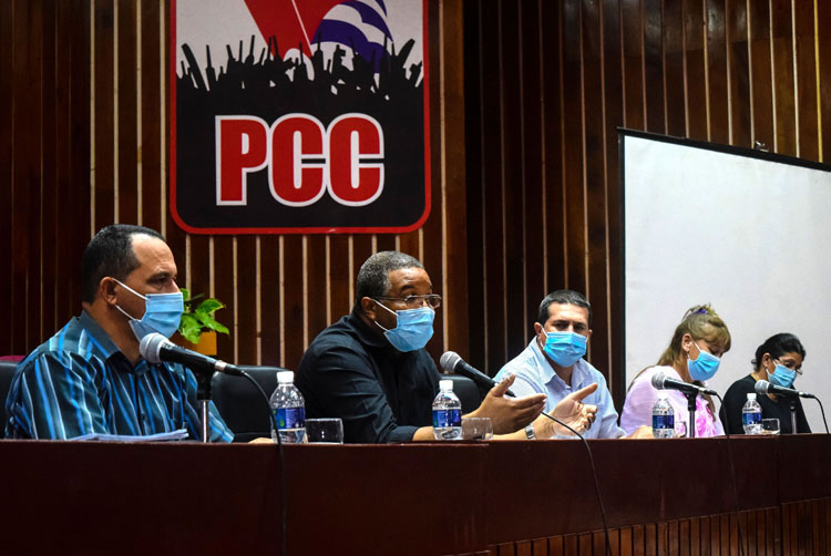 Jorge Cuevas Ramos, miembro del Secretariado del Comité Central del Partido y Jefe del Departamento de Transporte, Turismo, Comunicaciones y Servicios, chequea en Holguín tarea de ordenamiento monetario. Fotos: Heidi Calderón HCS reunionreordenamiento 2