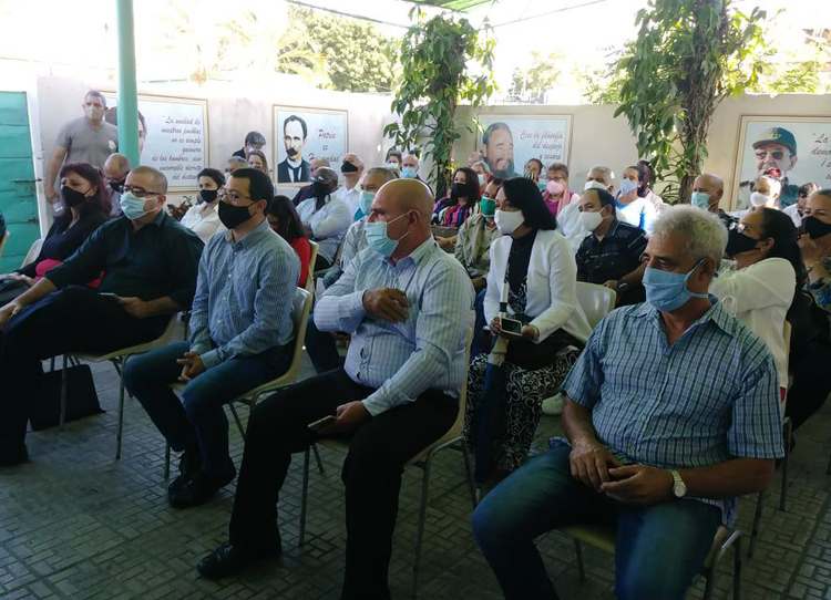 Los directores de hoteles y demás entidades del Mintur y profesores e investigadores de la UHo participaron en acto de firma de convenio. Fotos: Luly Legrá convenio066
