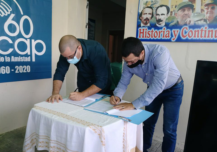 Momento de la rúbrica del documento que oficializa la alianza de trabajo entre el Mintur y la Facultad de Cultura Física y Deporte de la UHo. convenio741