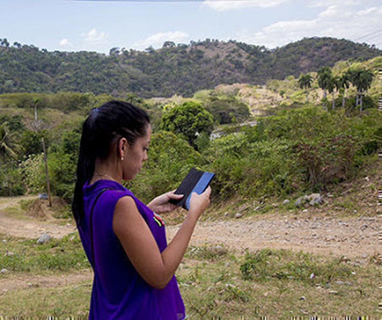 Etecsa aumenta la densidad telefónica en las montañas holguineras. Foto: Cubadebate etecsa serrania 1