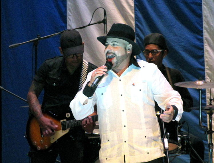 Nadiel Mejías interpretó el tema “Mi Bandera”, junto a su colega Yamila Rodríguez. gala rev suñol 4