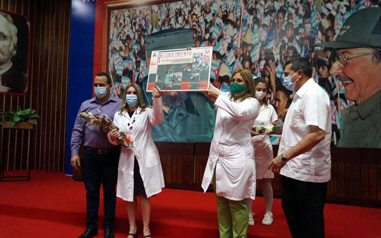 Las máximas autoridades políticas y gubernamentales de Holguín reconocieron a los trabajadores de la salud del territorio. Foto: Alex Rojas medicina acto dia