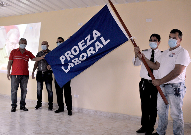 Con la propagación de la pandemia los viajes interprovinciales fueron suspendidos, pero los trabajadores de la UEB ON de Holguín continuaron su faena para contribuir en el control del nuevo coronavirus en el territorio. Foto: Elder Leyva omnibus nacio proeza 2