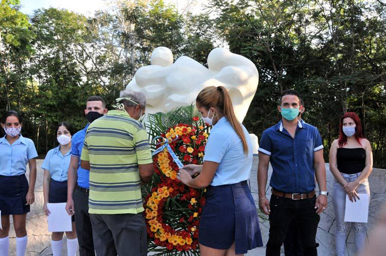 Una ofrenda floral fue depositada en ocasion de conmemorarse el aniversario 64 de la masacre, que cobró la vida a 23 cubanos, de manos de la tiranía de Fulgencio Batista. pascuas acto h4