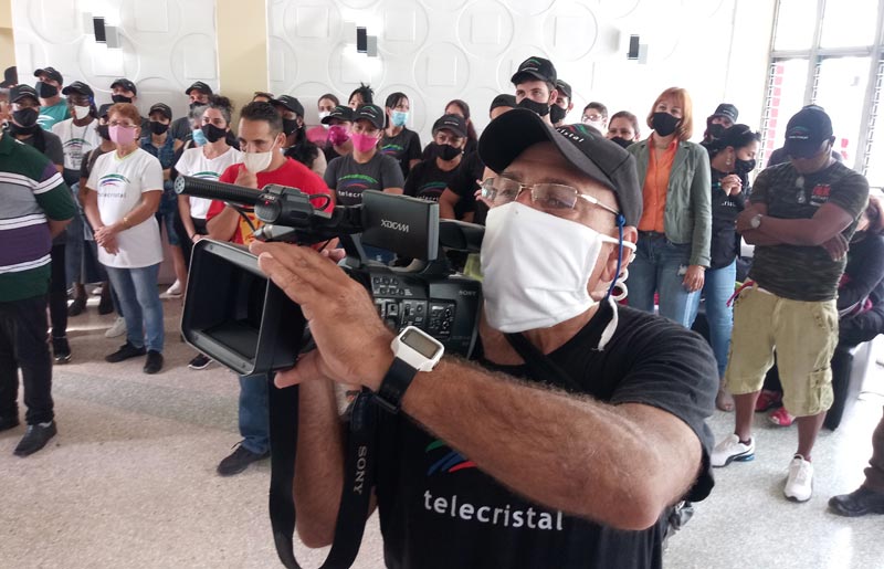 Los trabajadores de Tele Cristal celebraron el cumpleaños del telecentro holguinero. Fotos del autor telecristal aniversario1
