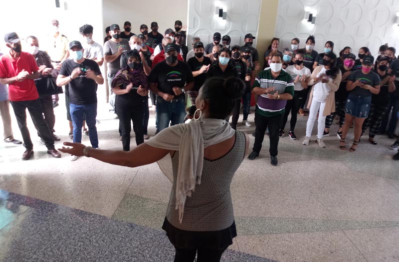 La solista Anabel Bandera animó la actividad por el aniversario 44 de la television holguinera telecristal aniversario2