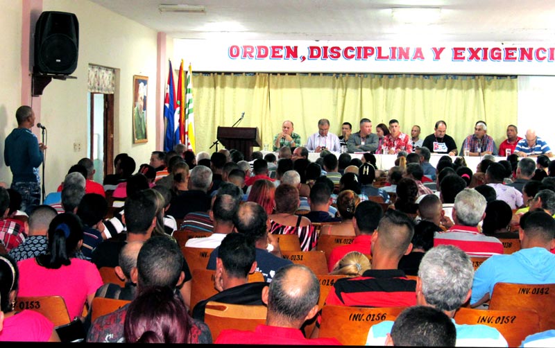 La asamblea municipal de la Anap en Sagua de Tánamo inició un proceso de debate rumbo al XII Congreso a efectuarse en mayo. Fotos: Alexis del Toro Anap Sagua Plano de la Reunion