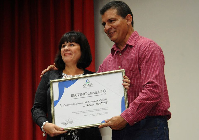 La Empresa de Servicios de Ingeniería y Diseño de Holguín (VERTICE) recibió de manos de Adrián Rojas, miembro el Buró Provincial del Partido, certificado por su calidad en diseño y ejecución de importantes obras para desarrollo turístico. Dia Ciencia C Raf 02
