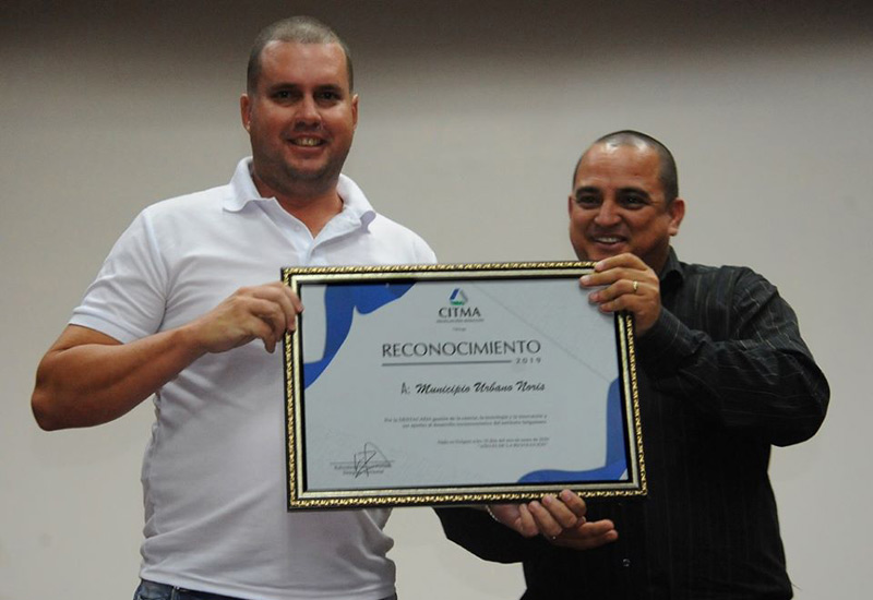 Ruberdanis Tamayo Portales, delegado territorial del Citma, entregó reconocimiento al municipio de Urbanos Noris, por su gestión destacada en ciencia, tecnología e innovación. Dia Ciencia C Raf 03