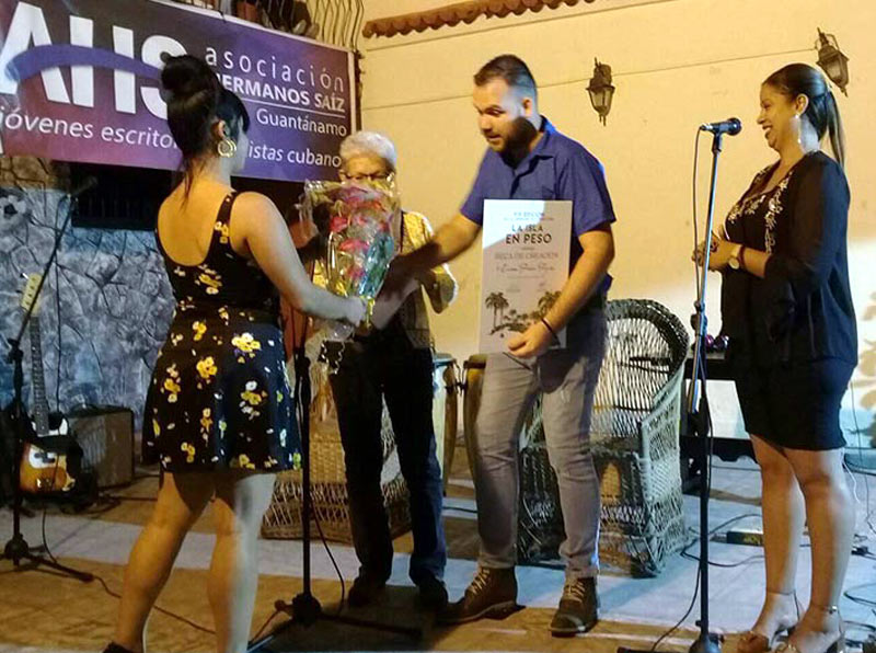 Premian a joven periodista y escritor holguinero con la Beca de creación La isla en peso, que otorga la AHS de Guantánamo en evento homónimo. Foto: Cortesía del entrevistado Erian beca creacion