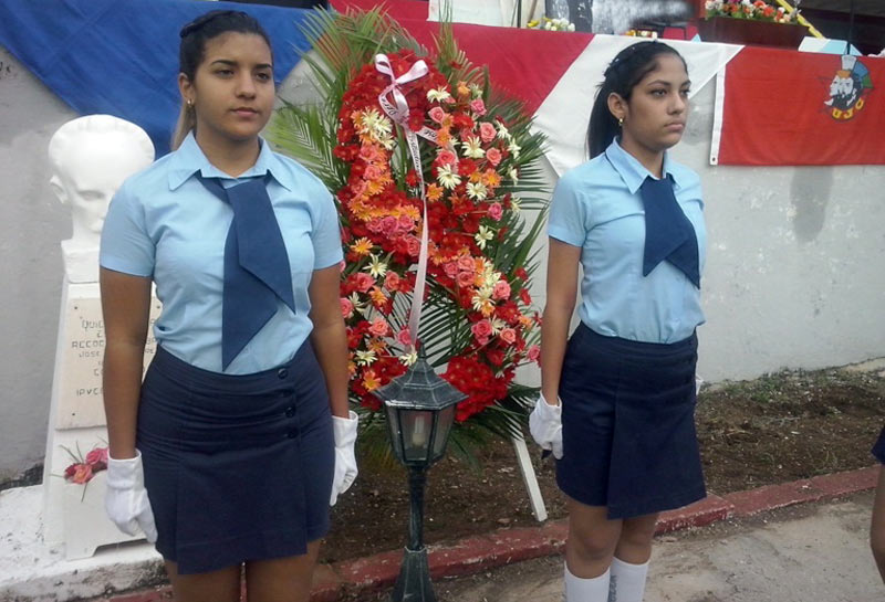 Los estudiantes expresaron su profunda indignación ante la afrenta cometida recientemente a la figura del apóstol Homenaje Marti Yanela 1