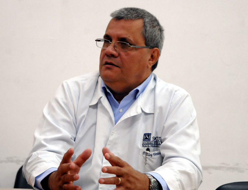 Eloy Verdecia Silva, máximo responsable del Programa de Reproducción Asistida de la provincia comenta sobre las novedosas técnicas. Fotos: Elder Leyva Reprod asistida Eloy Verdecia1 Elder