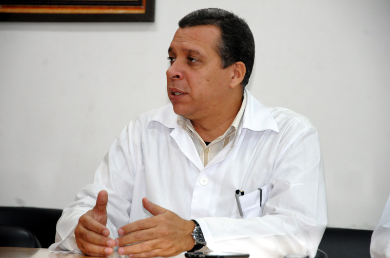 Julio Yamel Verdecia Reyes, director general del hospital Lenin reconoció la labor del colectivo de más de 20 trabajadores dedicados a convertir en realidad los sueños de muchas parejas. Reprod asistida Julio Yamel Elder