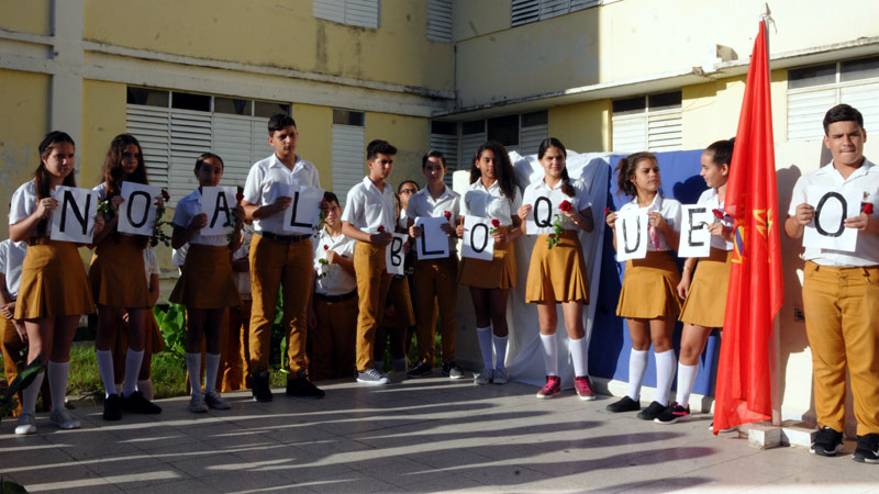 Estudiantes de la Secundaria Básica Lidia Doce rechazaron el bloqueo a Cuba en acto celebrado en la institución docente. Fotos: Elder Leyva acto bloqueo Elder 1