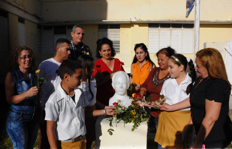 Los alumnos rindieron homenaje además al Apóstol José Martí. acto bloqueo Elder 2