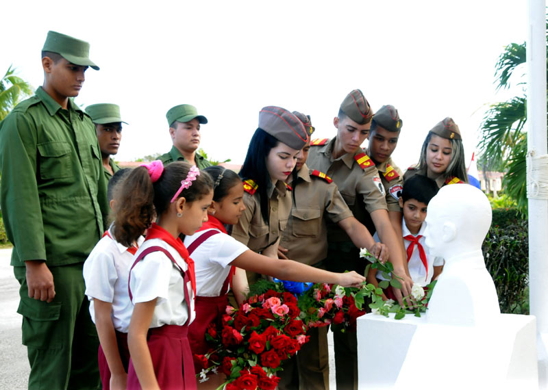Realiza la Región Militar Holguín acto de rechazo a los hechos vandálicos contra la imagen del Héroe Nacional de Cuba, José Martí. Fotos: Elder Leyva acto far marti 3