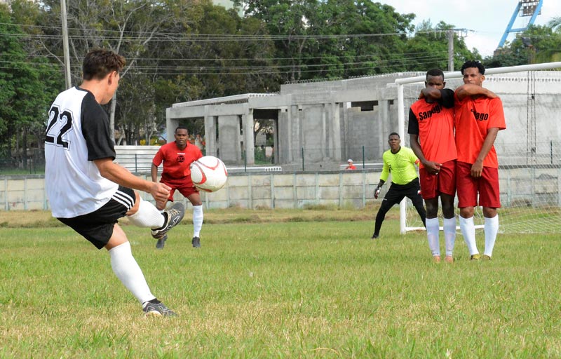 Dayron Ramos Ayala es uno de los seis holguineros que reforzará a Matanzas en el Torneo Clausura del fútbol cubano. Foto: Carlos Rafael futbol hg refuerzo