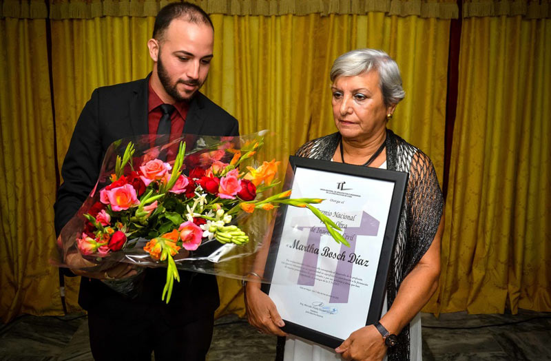 La ingeniera Martha Boch de Holguín, recibió el Premio Vida y Obra que otorga anualmente la Unaicc, entregado a destacados profesionales en la Plaza Mayor General Calixto García de la ciudad de Holguín. Fotos: Juan Pablo Carreras premios