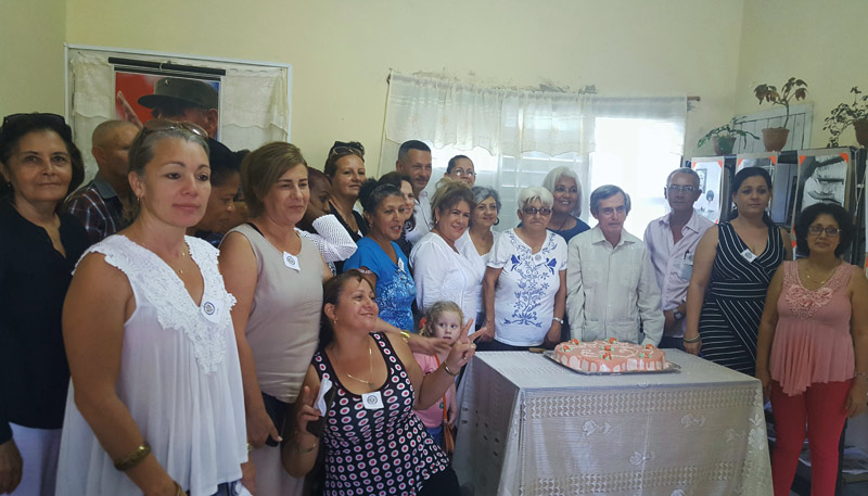 Trabajadores del Archivo Histórico Provincial de Holguín, junto a fundadores y antiguos directivos, celebran el aniversario 37 de esa institución. Fotos de la autora Archivo Hist Prov Claudia A 1