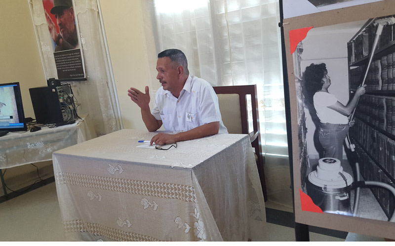 César Hidalgo Torres, investigador y locutor, diserta sobre la presencia del Archivo Histórico Provincial de Holguín en los medios de comunicación del territorio. Archivo Hist Prov Claudia A 2