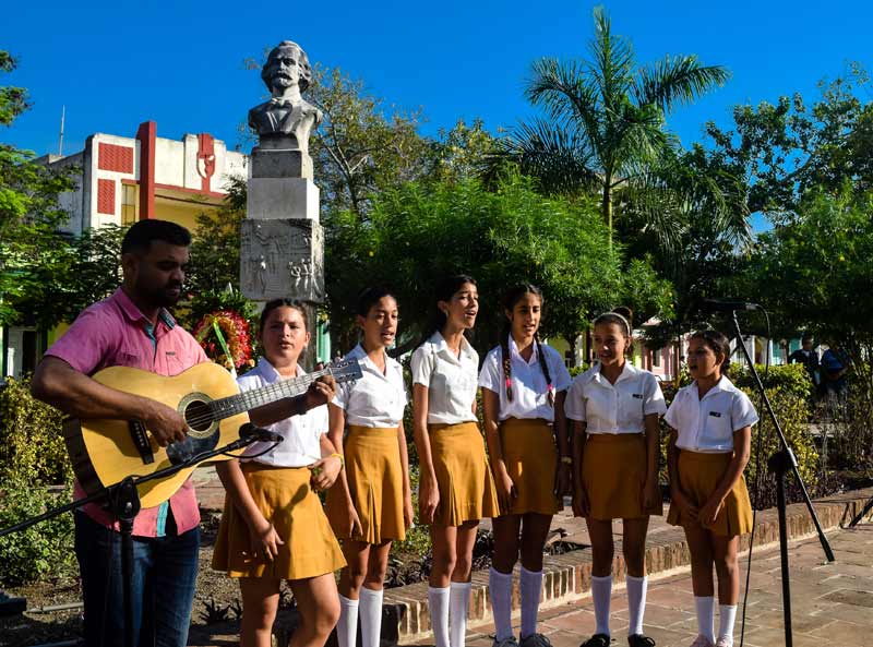 Con poemas y canciones estudiantes y profesores de varios planteles estudiantiles rindieron tributo al Padre de la Patria. Cespedes tributo Heidi C 2 2