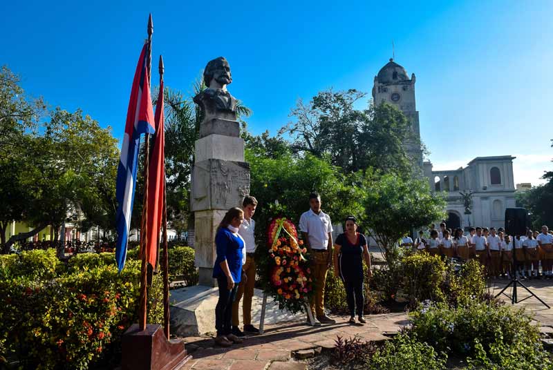 Conmemoran el aniversario 146 de la caída en combate del Padre de la Patria, Carlos Manuel de Céspedes, en acto efectuado en el parque que lleva su nombre en la ciudad de Holguín. Fotos: Heidi Calderón Sánchez. Cespedes tributo Heidi C 4 2