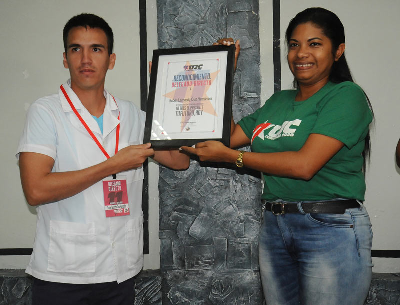 El delegado recibió reconocimiento de manos de Rosa María Ramírez Montero, integrante del Buró Nacional de la UJC. Deleg UJC C Medicas C.Rafael 02
