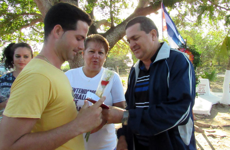 De manos de Ernesto Santiesteban Velázquez, Primer Secretario del PCC en Holguín, varios jóvenes recibieron el carné que los acredita como militantes del PCC y la UJC. Guerras independ aniv Alexis 11