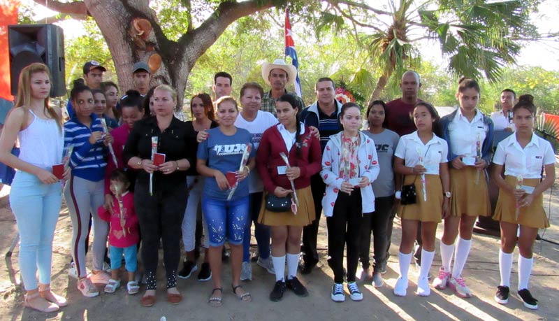 En el acto la Federación de Mujeres Cubanas recibió en sus filas a nuevas jóvenes. Guerras independ aniv Alexis 9