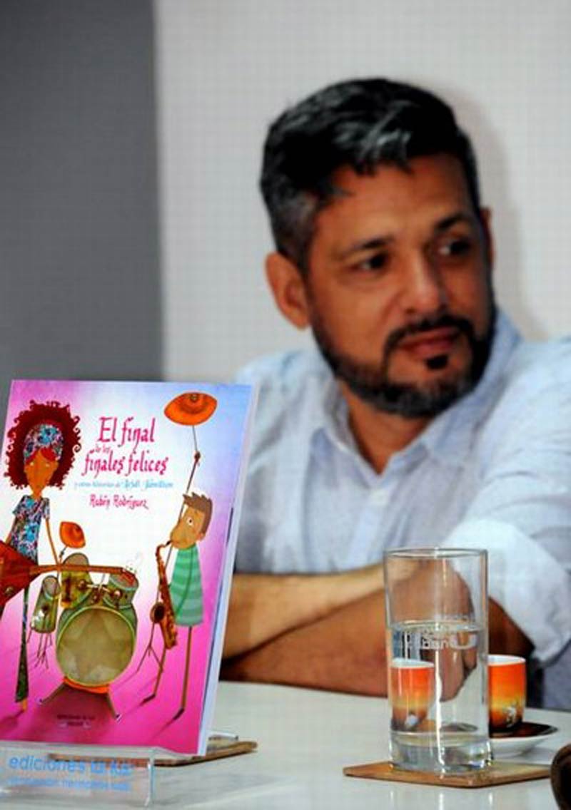 Rubén Rodríguez durante la presentación del cuaderno de cuentos infantiles El final de los finales felices Ruben Rodriguez F R Angulo