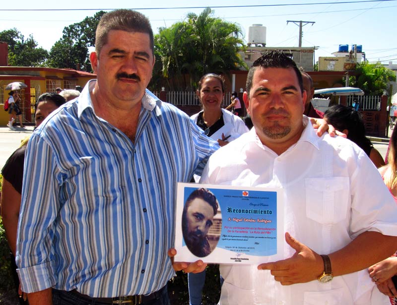 Miguel Estrabao Rodríguez, administrador de La ruta del pan, recibe el reconocimiento de manos del Ministro de la Industria Alimentaria en Cuba Ruta Pan Ministro Alexis d Toro 2