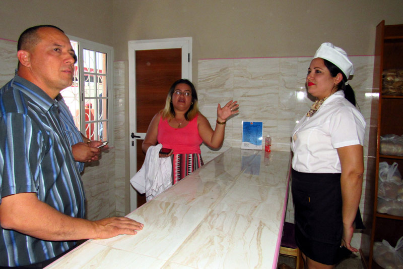 Julio César Estupiñán Rodríguez, recién electo Gobernador de Holguín dialoga con los trabajadores de la panadería Ruta Pan Ministro Alexis d Toro 3