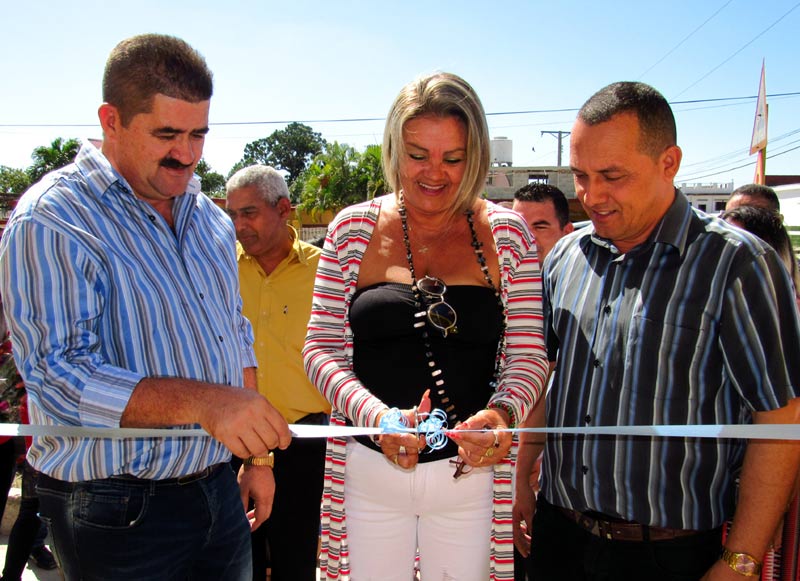 Manuel Santiago Sobrino Martínez, Ministro de la Industria Alimentaria en Cuba, Julio César Estupiñán Rodríguez, presidente de la Asamblea Provincial del Poder Popular en Holguín y Cruceida Pupo Hernández, directora de la Unidad de Base Comercializadora Numa, estuvieron presentes en la inauguración del establecimiento. Ruta Pan Ministro Alexis d Toro 5