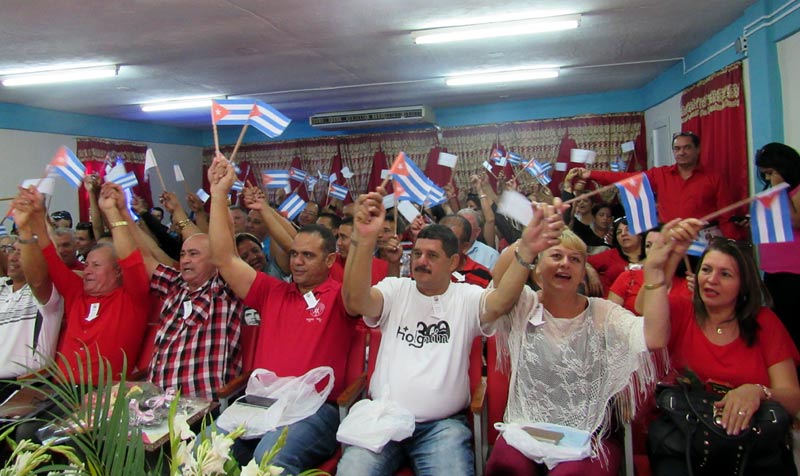 Al encuentro asistieron autoridades del Comercio y de la Central de Trabajadores de Cuba del territorio. Trabaj comercio dia Alexis 03