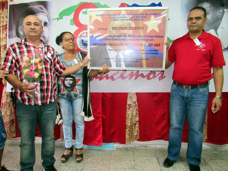 Durante la jornada se entregaron reconocimientos a entidades destacadas en el cumplimiento de su labor. Trabaj comercio dia Alexis 04