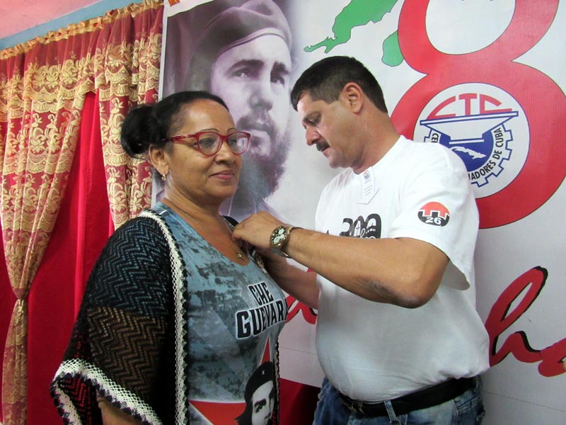 Varios trabajadores recibieron la Distinción Fernando Chenard Piña por 20 y 25 años de experiencia en ese renglón. Trabaj comercio dia Alexis 05