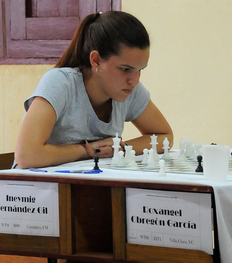 La jovenctita camagüeyana Ineymig Hernández logró un importante triunfo ante la holguinera en la academia Eradio Domínguez. ajedrez fem hg 2020 2
