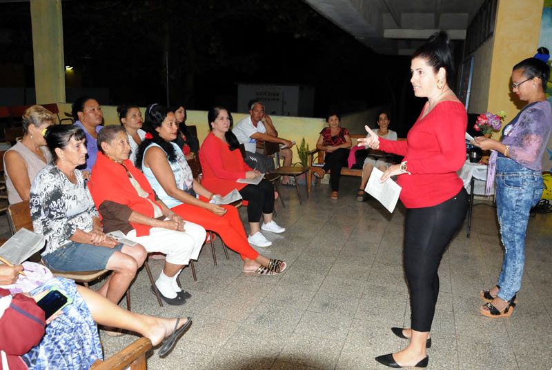 La familia y la escuela tienen la responsabilidad compartida del cumplimiento de sus respectivas funciones educativas. Fotos: Elder Leyva fmc debate hg 2