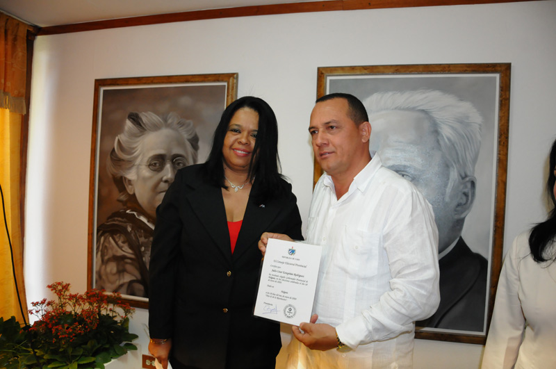 Caridad Ramos Sánchez, presidenta de la Comisión Electoral Provincial entregó el certifico, que acredita al Gobernador y Vicegobernadora en Holguín. gobernadorholguin3
